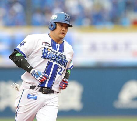 　２回、先制ソロを放ち、本塁へ向かう筒香（撮影・西岡正）