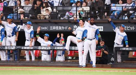 　２回、万波が先制打を放ち、わき上がる清宮幸（中央）ら日本ハムナイン（撮影・中島達哉）
