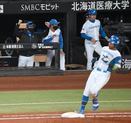 　２回、万波の先制適時打に喜ぶ新庄監督（左奥）＝撮影・伊藤笙子