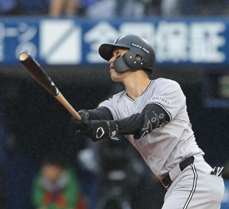 　４回、左越えに２ランを放つ若林（撮影・西岡正）