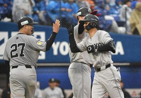 　４回、若林（右）は左越えに２ランを放つ（撮影・佐藤厚）