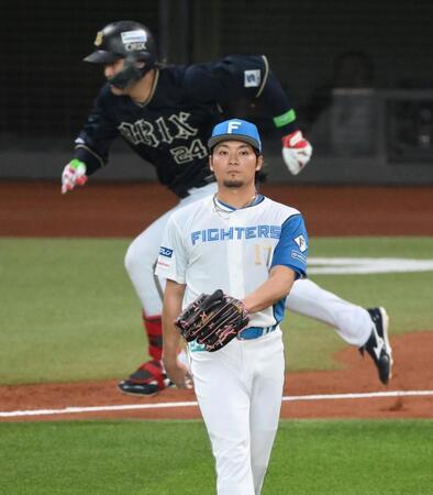 　１回、紅林（奥）を遊ゴロに打ち取る伊藤（撮影・伊藤笙子）