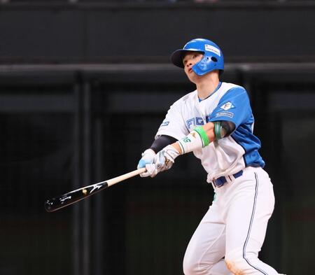 　４回、ソロを放つ郡司（撮影・中島達哉）