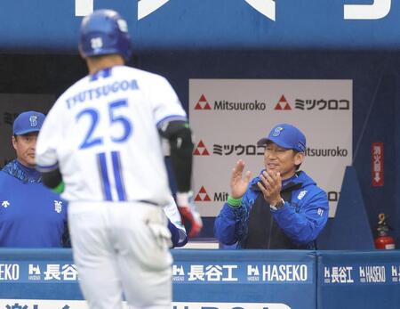 　６回、ソロを放った筒香（左）を祝福する三浦監督（撮影・西岡正）