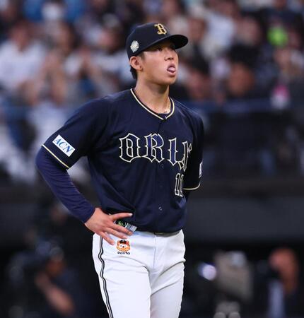 　４回、郡司にソロを浴び、舌を出す山下（撮影・中島達哉）