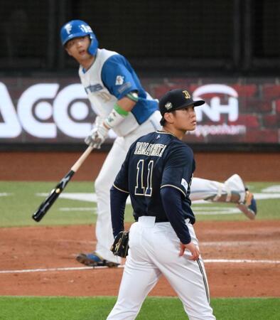 　４回、郡司（奥）に左越えソロを浴びた山下（撮影・伊藤笙子）