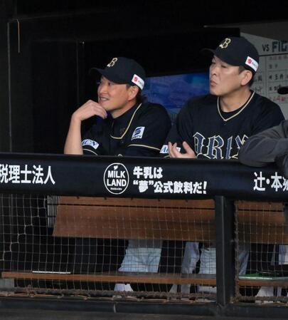 　４回、郡司の左越えソロに唇をかむ岸田監督（左）＝撮影・伊藤笙子