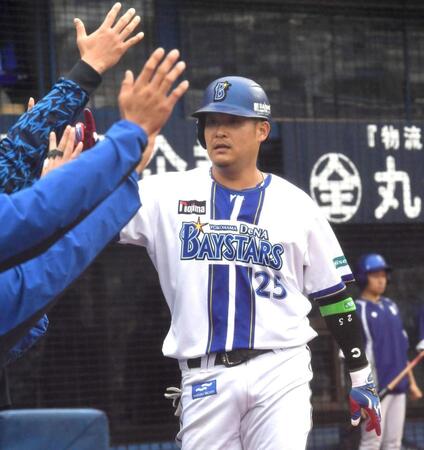 　２回、筒香は右越えに先制ソロを放ち、ナインに迎えられる（撮影・佐藤厚）