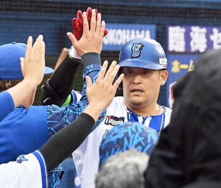 　６回、本塁打を放ちナインに迎えられる筒香