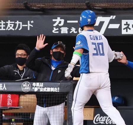 　２回、万波の先制打で生還した郡司（３０）を迎える新庄監督（中央）＝撮影・中島達哉