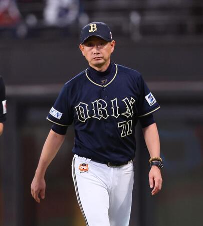 　８回、選手交代を告げる岸田監督（撮影・中島達哉）