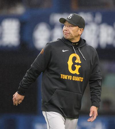 　７回、投手交代を告げた阿部監督（撮影・西岡正）