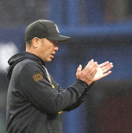 　８回、投手交代を告げた後、厳しい表情で手をたたく阿部監督（撮影・西岡正）