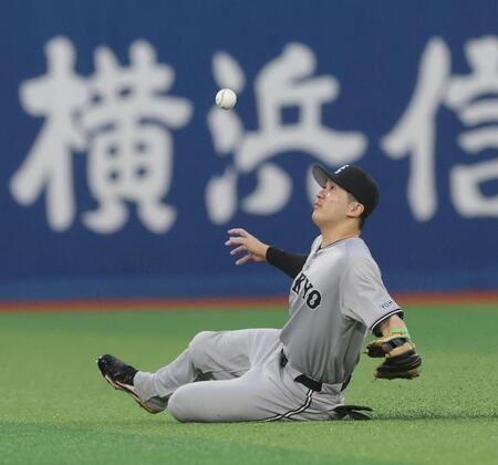 　８回、佐野の打球を泉口が捕れず。内野安打となり、ピンチを広げる（撮影・西岡正）