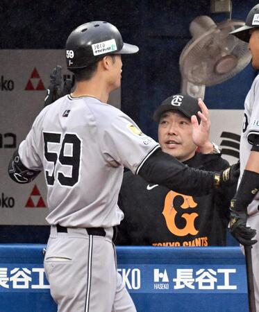 　４回、２ランを放った若林とタッチを交わす阿部監督