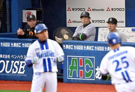 　６回、筒香（右手前）の本塁打に厳しい表情の阿部監督（左）