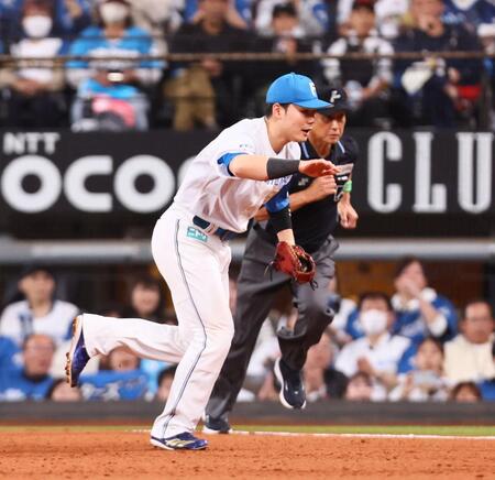 　９回、森の打球をさばく清宮幸（撮影・中島達哉）