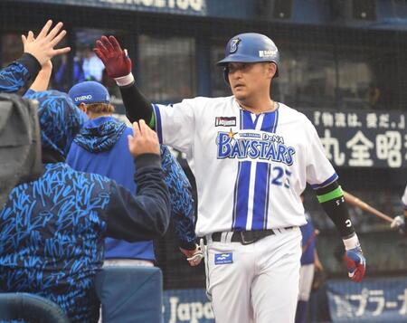 　６回、筒香は左越えにソロを放ち、ベンチにがい旋する（撮影・佐藤厚）