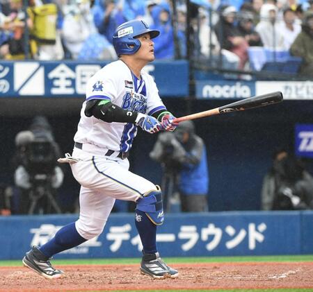 　２回、筒香は右越えに先制ソロを放つ（撮影・佐藤厚）