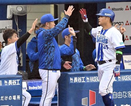 　６回、本塁打を放ちナインに迎えられる筒香（右）