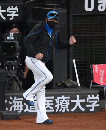 　８回、代走を送る新庄監督（撮影・伊藤笙子）