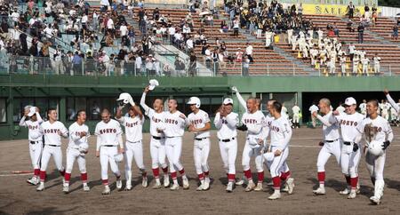 　２年ぶりの優勝を決め、喜ぶ広陵ナイン（撮影・市尻達拡）