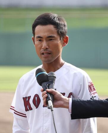 　２年ぶりの優勝を果たし、インタビューを受ける広陵・松本健吾監督（撮影・市尻達拡）