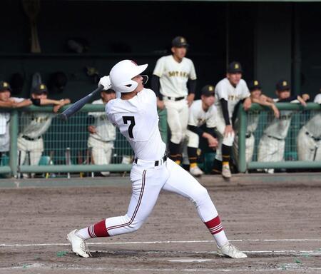 　９回、優勝を決める中越えのサヨナラタイムリーを放つ広陵・葉山正汰（撮影・市尻達拡）