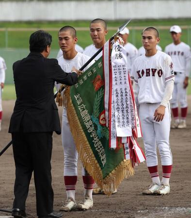 　２年ぶりの優勝を果たし、優勝旗を受け取る広陵ナイン（撮影・市尻達拡）