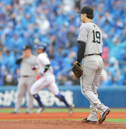 　２回、筒香に先制ソロを浴びた山崎（右）＝撮影・西岡正