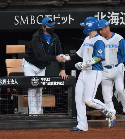 【写真】大舞台に新庄監督も興奮！ベンチでのアクションがレギュラーシーズンよりも活発？