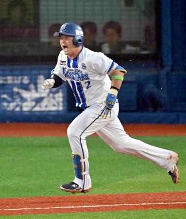 　８回、右前に適時打を放った牧