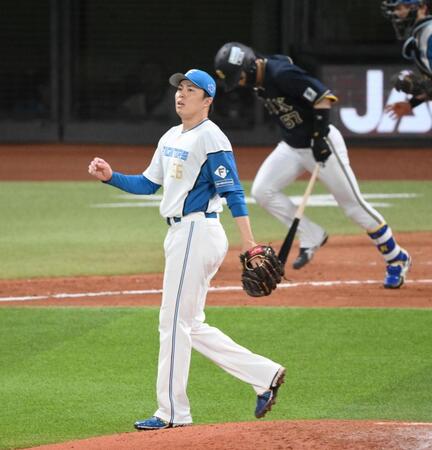 　８回、中川（奥）を二ゴロに打ち取る田中（撮影・伊藤笙子）