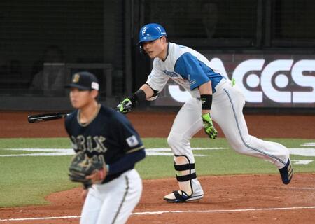 　４回、山下（手前）の前に二ゴロ併殺打に倒れる清宮幸（撮影・伊藤笙子）