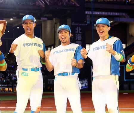 　雄たけびの表情で記念撮影に応じる（左から）万波、伊藤、郡司（撮影・中島達哉）