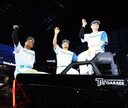 　スタンドのファンの歓声に応える（左から）万波、伊藤、郡司（撮影・中島達哉）