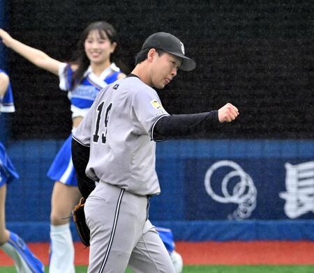 　１回を投げ終えてベンチに戻る山崎