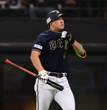 　６回、空振り三振を喫する杉本（撮影・中島達哉）