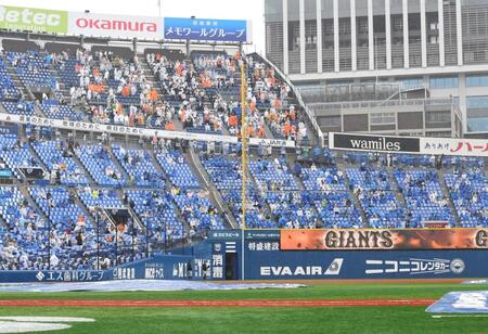 【写真】これがやりたかったから？青く染まったハマスタに壮観！３６０度の人文字