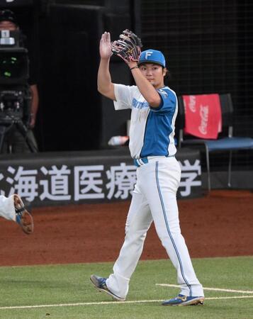 　７回を投げ終え、ナインに拍手を送る伊藤（撮影・伊藤笙子）