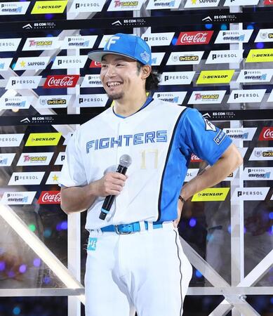 　お立ち台で笑顔を見せる伊藤（撮影・中島達哉）