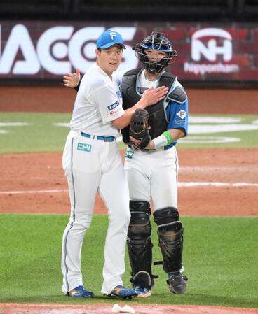 　９回を締め、田宮（右）と抱き合う斎藤（撮影・伊藤笙子）