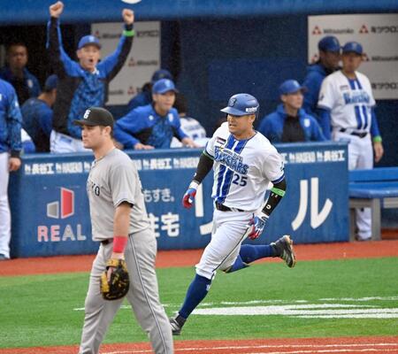 　３回、右翼線に適時打を放った筒香。一塁手リチャード