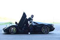 　ランボルギーニで球場入りする新庄監督（撮影・中島達哉）