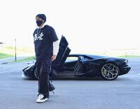 　ランボルギーニで球場入りする新庄監督（撮影・中島達哉）