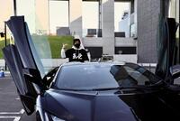 　球場入りしたランボルギーニとポーズをとる新庄監督（撮影・中島達哉）