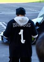 　ランボルギーニで球場入りし、囲み取材を受ける新庄監督（撮影・中島達哉）