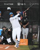 　試合前、快音を飛ばすレイエス（撮影・伊藤笙子）