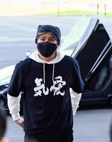 　ランボルギーニで球場入りし、囲み取材を受ける新庄監督（撮影・中島達哉）