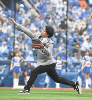 　始球式でマウンドに立った伊沢拓司（撮影・佐藤厚）